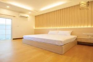 Secret Hotel, Районг