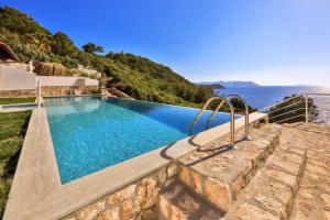Villa Kale Suites with heated pool in winter, Каш