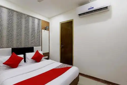 OYO 82103 Luxury Inn Tollygunge - 17