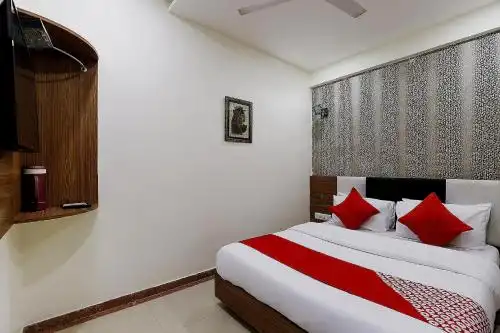 OYO 82103 Luxury Inn Tollygunge - 16