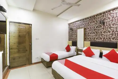 OYO 82103 Luxury Inn Tollygunge - 11