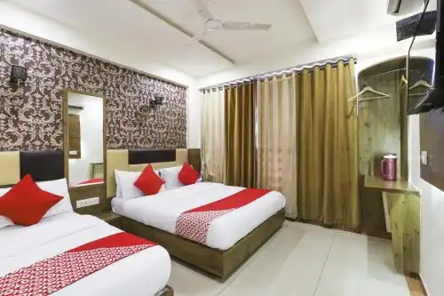 OYO 82103 Luxury Inn Tollygunge - 3
