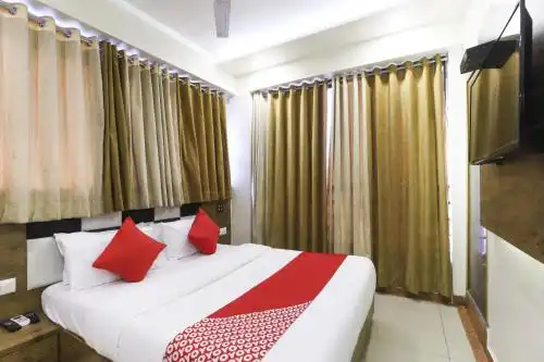 OYO 82103 Luxury Inn Tollygunge - 4