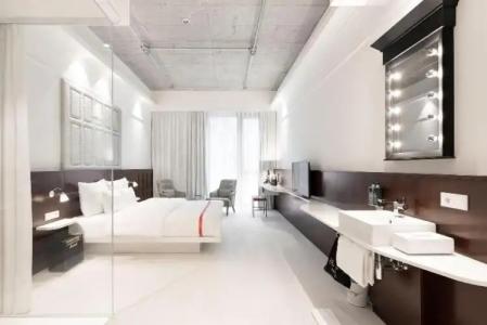 Ruby Louise Frankfurt - 50