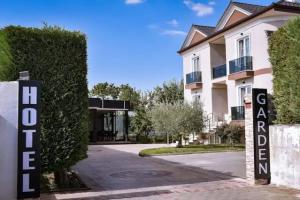 Airport Garden Hotel, Ринас