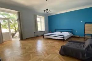 Red door-Room with private bathroom, Тбилиси