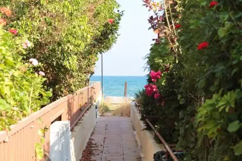 Spiros Seaside Holiday Home - 17