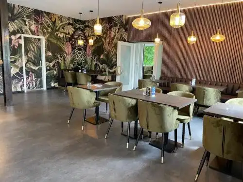 Vintage Café & Weinbar - 8