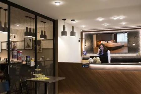 am Schlosstheater - 1