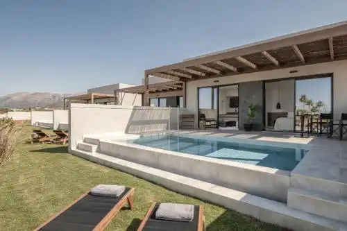 AKU Suites with private pools - 2
