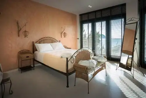 Gloria Maris Suites and Villa - 10