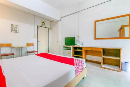Oyo 1161 Sathorn Mansion - 14