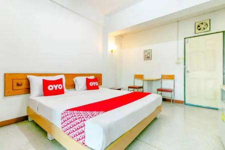 Oyo 1161 Sathorn Mansion - 35