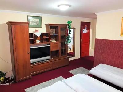 Rózsás Motel - 6