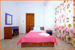 Iremia Rooms, Адамас