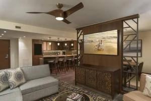 Отель «Hilton Grand Vacation Club The Grand Islander Waikiki Honolulu», Гонолулу