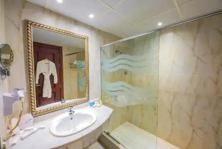 Titanic Palace - Families and Couples only - 103