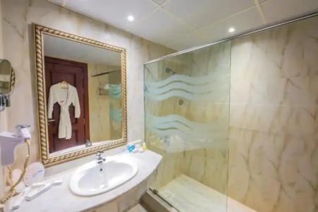 Titanic Palace - Families and Couples only - 115