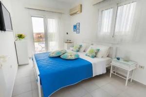 White Blue Villa, Лакания