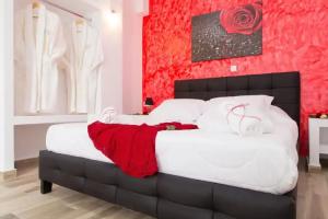 Oasis Hotel, Фира