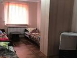 Трехместный номер с основными удобствами и общей ванной комнатой