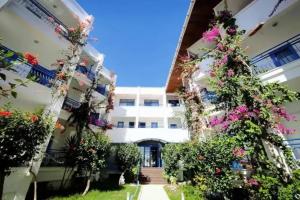 One More Day Hotel, Тургутреис