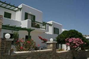 Adonis Hotel Studios &, Науса