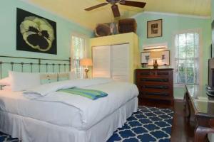 Pineapple Point Guesthouse & Resort - Gay Men's Resort, Форт-Лодердейл