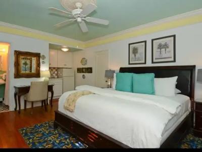 Pineapple Point Guesthouse & Resort - Gay Men's Resort - 3