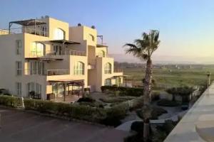 Aphrodite Beachfront Penthouse Apartment, Газиверан