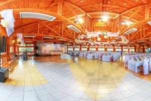 Навария Нова отель возле Озера, Львов