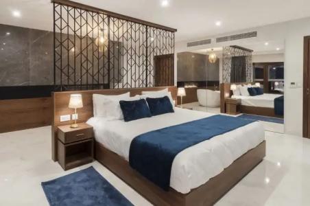 The Duke Boutique - 177