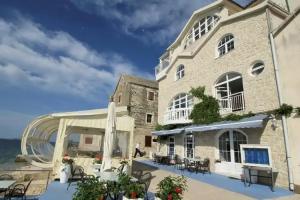 Aparthotel Marina, Примостен