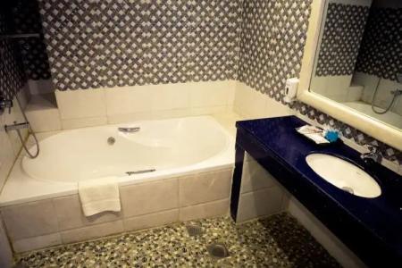 Royal Penguin Boutique & Spa - 91