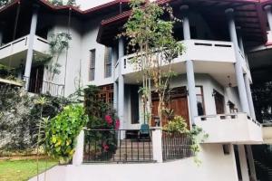 Villa Familia, Канди