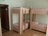 Спальное место на двухъярусной кровати в общем номере для мужчин и женщин