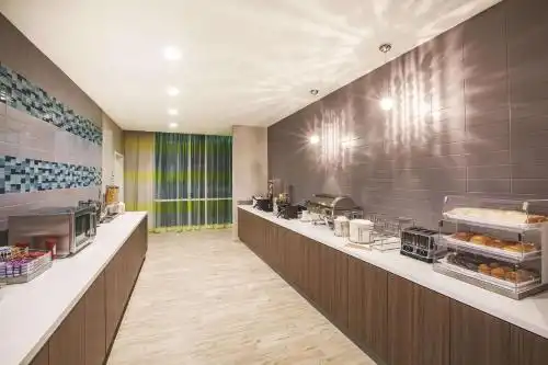 La Quinta by Wyndham Northeast - 1