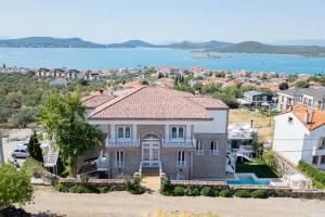 Cunda Pur Beyaz Hotel, Айвалык