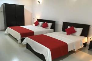 My City Hotel, Канди