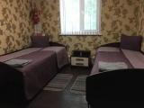 Односпальная кровать в общем номере для мужчин и женщин