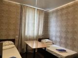Односпальная кровать в общем номере для мужчин и женщин