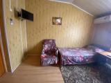 Двухместный номер с 2 отдельными кроватями и общим туалетом