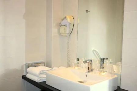 Best Western Le Cheval Blanc -Centre- Vieux Port - 64