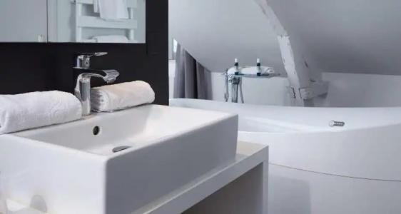 Best Western Le Cheval Blanc -Centre- Vieux Port - 74