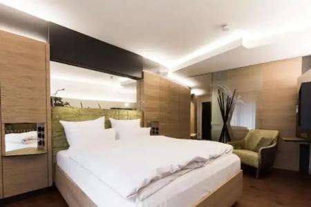 Romantik Landschloss Fasanerie - 46