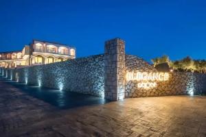 Отель «Elegance Luxury Executive Suites - Adults Only», Трагаки