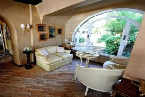 Hotel «Porto Pirgos», Паргелия