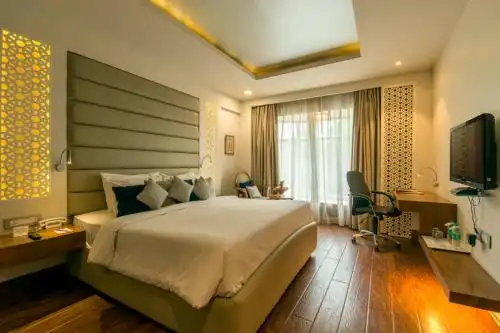 Howard Plaza The Fern, - 102