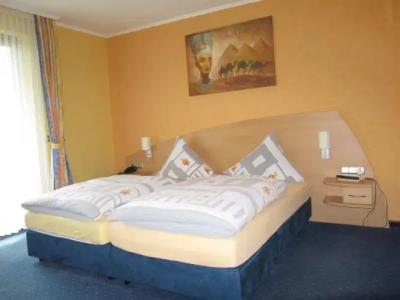 Land-gut-zur Burg G Nürburg - 2