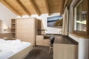 Hotel «Eden», Тукс